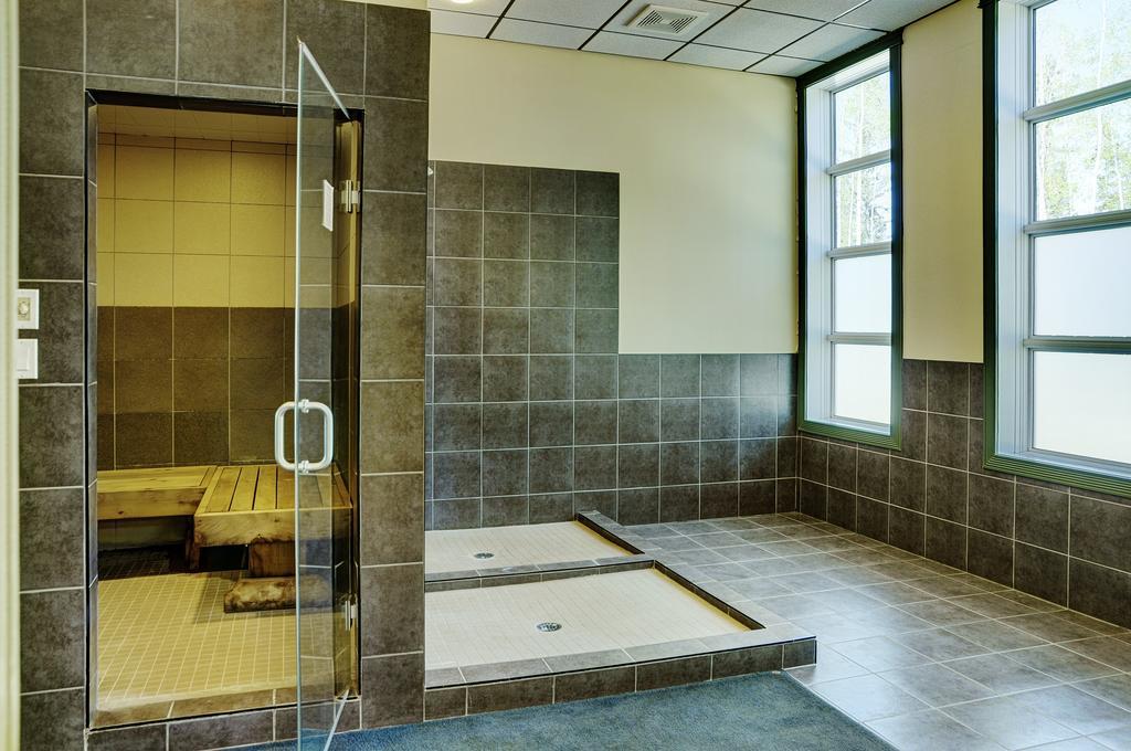 Chateau Nova Hotel Fort Mcmurray Esterno foto