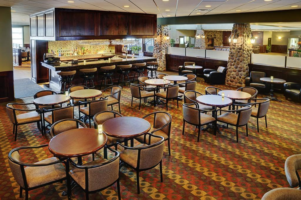 Chateau Nova Hotel Fort Mcmurray Esterno foto